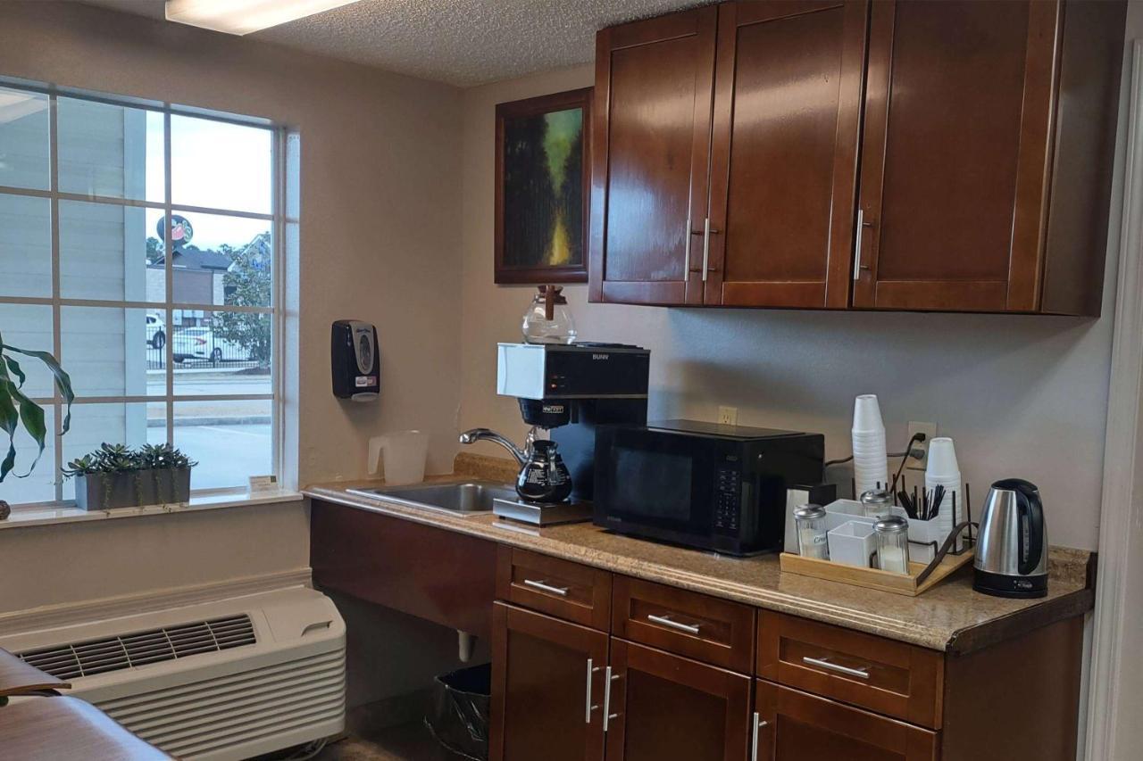 Carom Inn A Travelodge By Wyndham Denham Springs-Baton Rouge Bagian luar foto