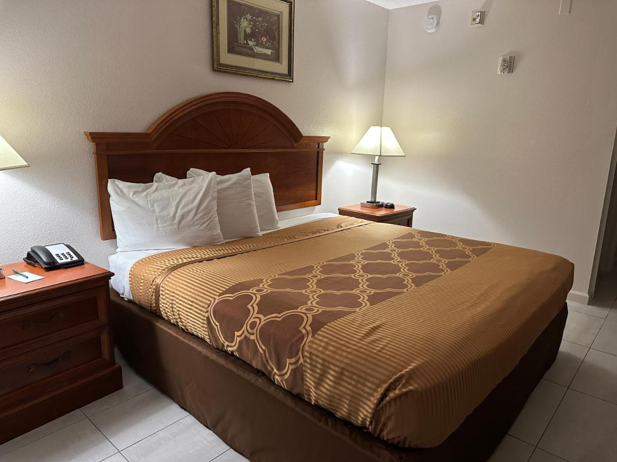 Carom Inn A Travelodge By Wyndham Denham Springs-Baton Rouge Bagian luar foto