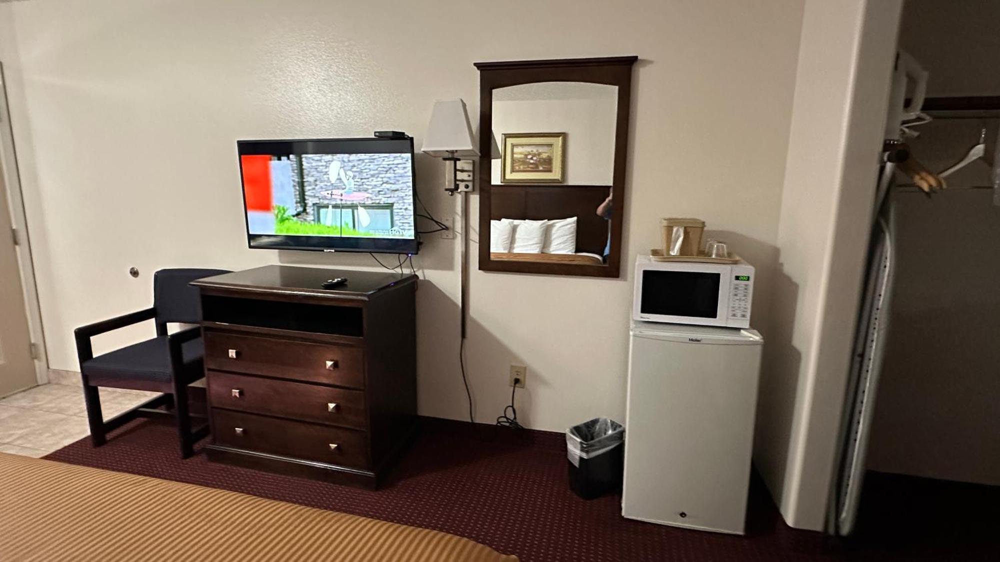 Carom Inn A Travelodge By Wyndham Denham Springs-Baton Rouge Bagian luar foto