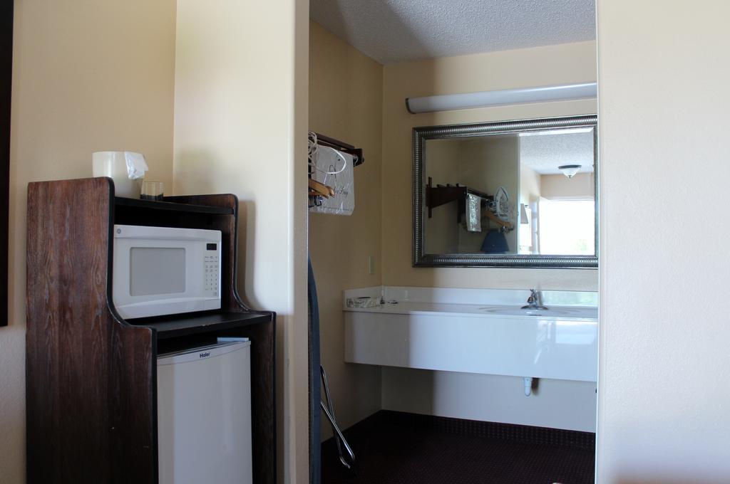 Carom Inn A Travelodge By Wyndham Denham Springs-Baton Rouge Bagian luar foto