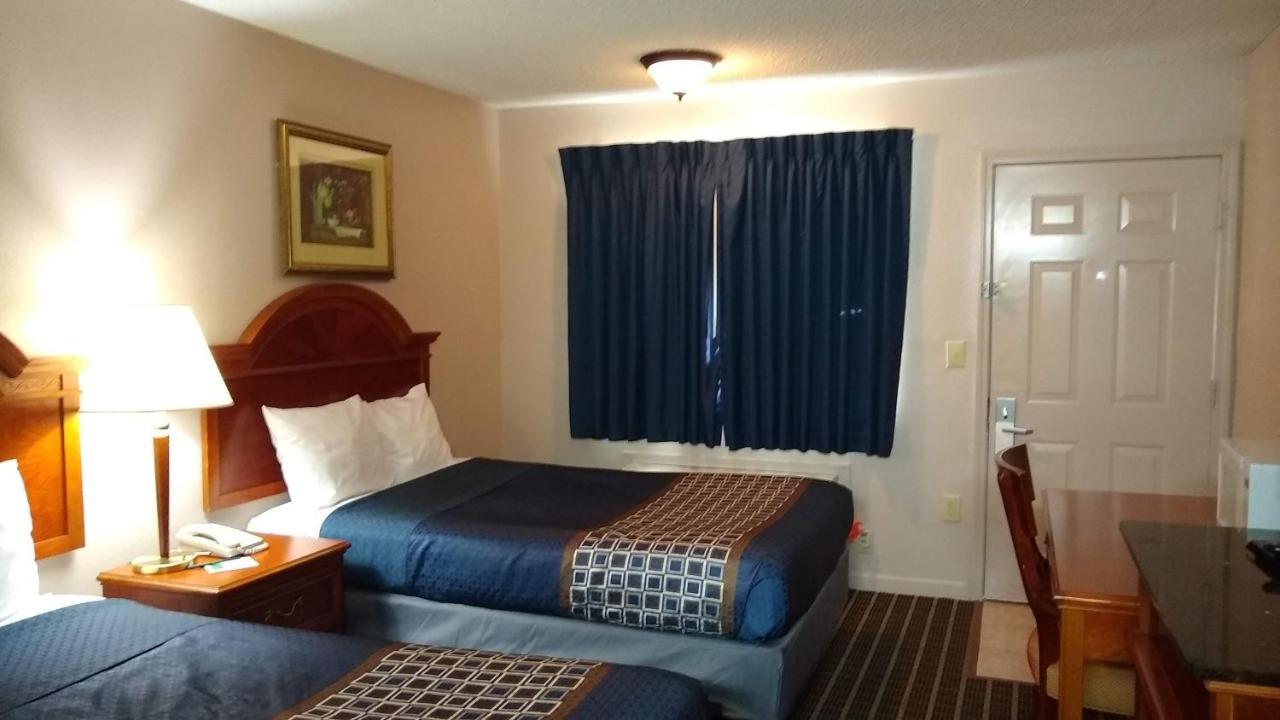 Carom Inn A Travelodge By Wyndham Denham Springs-Baton Rouge Bagian luar foto