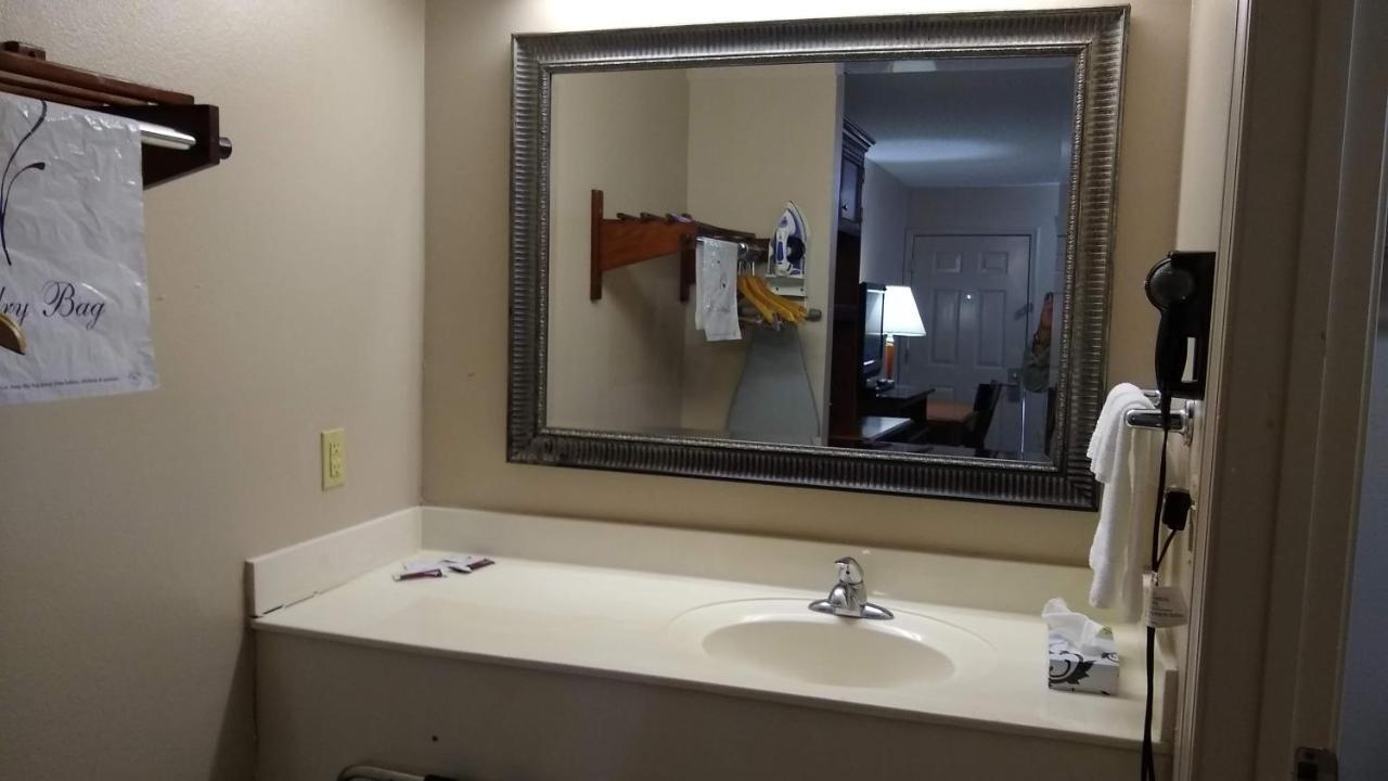 Carom Inn A Travelodge By Wyndham Denham Springs-Baton Rouge Bagian luar foto