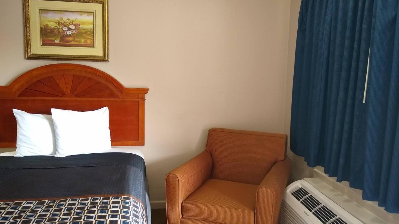 Carom Inn A Travelodge By Wyndham Denham Springs-Baton Rouge Bagian luar foto